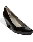 Me Too Chaka Wedge Pump - Lyst
