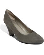 Me Too Chaka Wedge Pump - Lyst