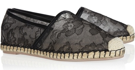 Watch the making of Valentino’s lace espadrilles!