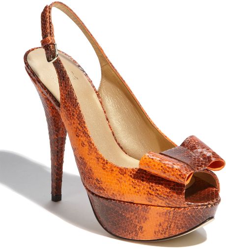 Stuart Weitzman Bowrey Pump in Orange (orange ayers nappa) - Lyst