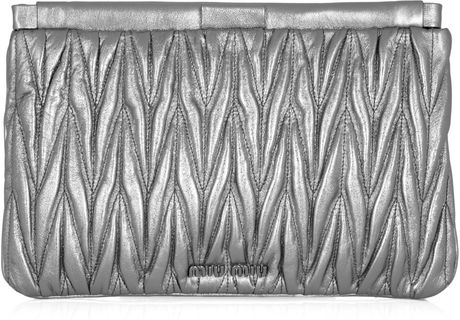 Miu Miu Metallic Matelassé Leather Clutch in Silver - Lyst