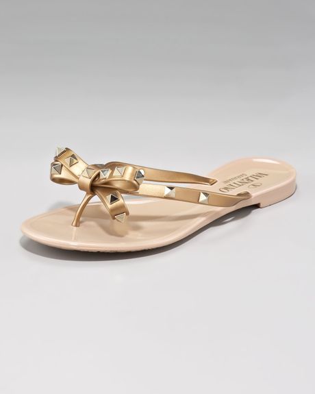 Valentino Rockstud Metallic Bow Jelly in Gold (poudre gold plat) - Lyst