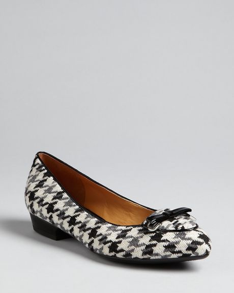 Isaac Mizrahi Pointed Toe Flats Deborah in Black (houndstooth) - Lyst