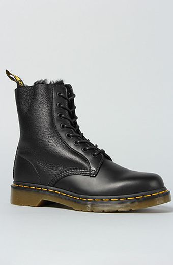 Dr. Martens The Brady 8tie Shearling Boot in Black - Lyst