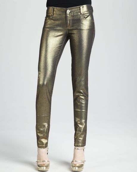 Alice + Olivia Metallic Skinny Jeans in Gold - Lyst