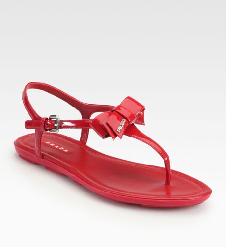 Prada Patent Leather Bow Thong Sandals in Red | Lyst