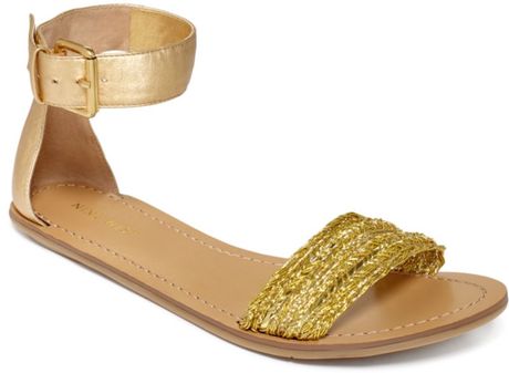 Nine West Solitude Flat Sandals in Gold | Lyst