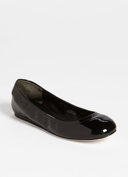Vera Wang Footwear Lillian Flat in Black | Lyst