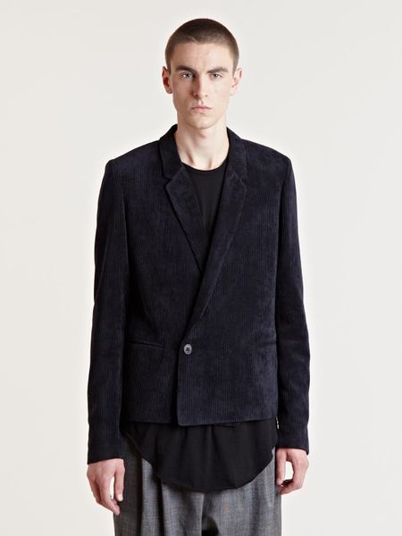 Drape jacket mens A frock coat is a man's coat characterised by a knee-length skirt (often cut just above the knee) all around the base, The morning coat was particularly popular amongst fashionable younger men, and the frock coat increasingly came to be worn mostly by older conservative gentlemen.