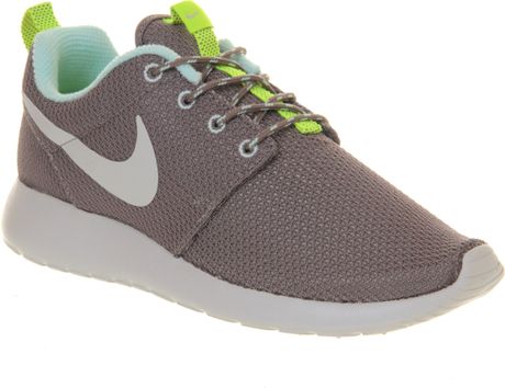 nike roshe run grey