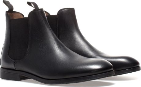 Một đôi chelsea boot cơ bản, mũi tròn, cổ giày có mảnh thun co giãn để dễ mang 