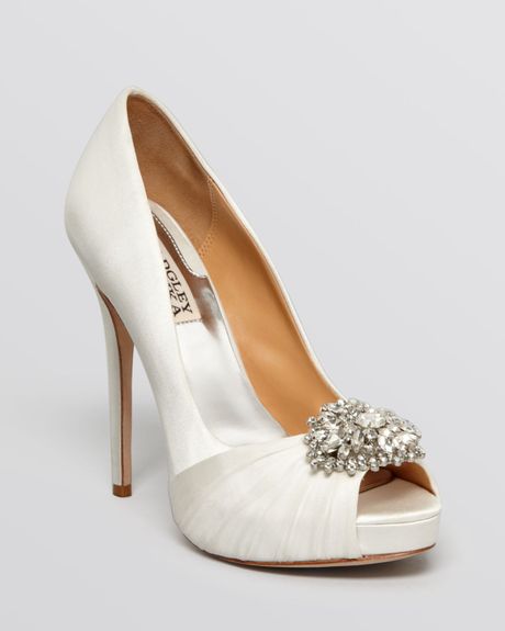 badgley mischka white pumps
