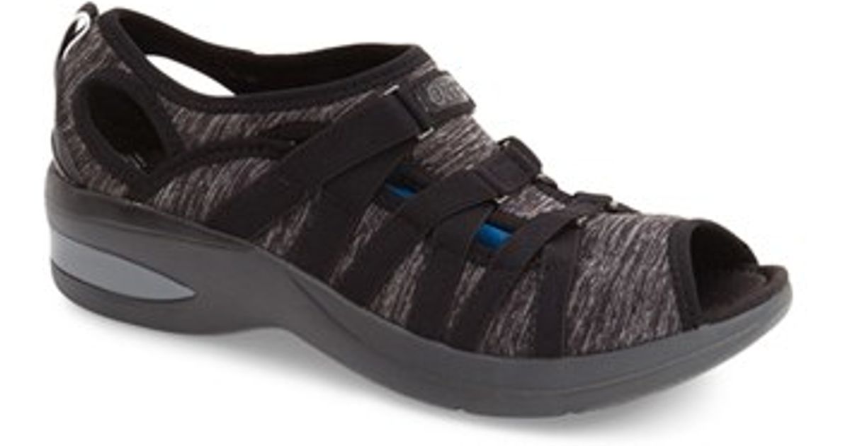 Bzees 'reveal' Sandal in Black (BLACK HEATHER FABRIC) | Lyst