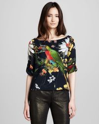 Alice + Olivia - Black Alice Olivia Jaimee Parrot-print Rolled-sleeve Top - Lyst