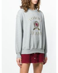 Sweat à logo brodé Tommy Hilfiger en coloris Gray