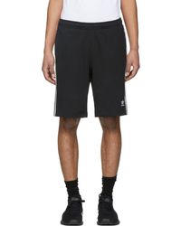 lyst adidas originali i pantaloncini da corsa in nero per gli uomini. lyst adidas originali i pantaloncini da corsa in nero per gli uomini.