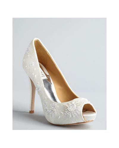badgley mischka stella pump