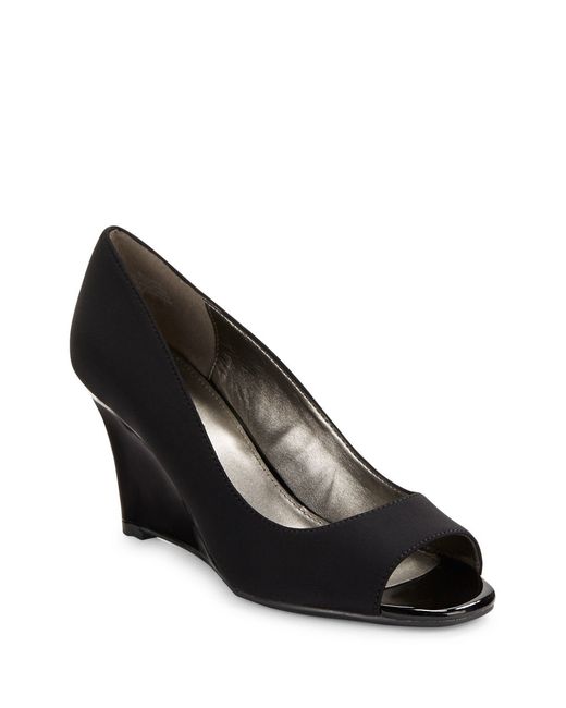 bandolino black wedges