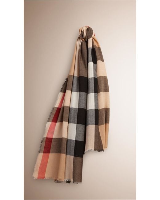 Burberry The Lightweight Cashmere Scarf In Check Camel in ...