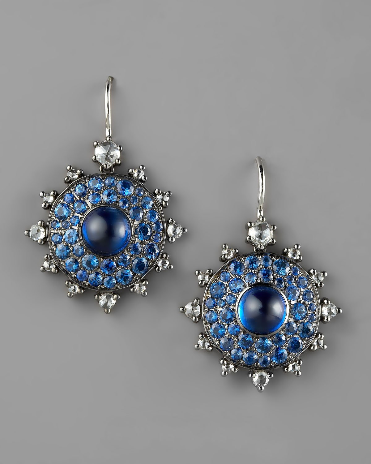 Nam cho Bulls Eye Diamond Sapphire Earrings in Blue