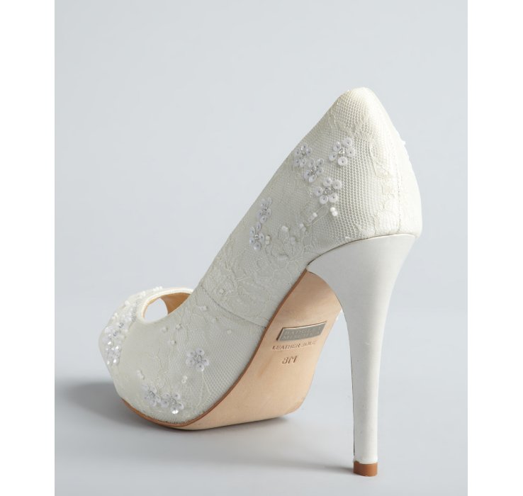 badgley mischka stella pump