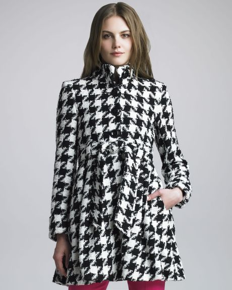 Alice + Olivia Emilia Empire Flare Coat in Black | Lyst
