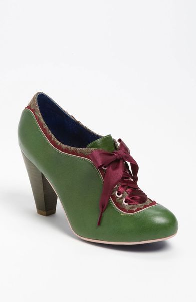 Poetic Licence Backlash Oxford Pump in Green (moss leather) | Lyst