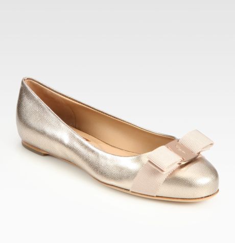 Ferragamo Varina Metallic Leather Bow Ballet Flats in (gold) | Lyst