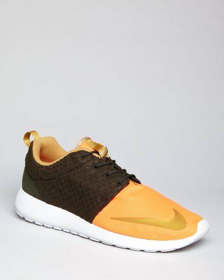 Nike Rosherun Color Block Sneakers in Gold for Men | Lyst