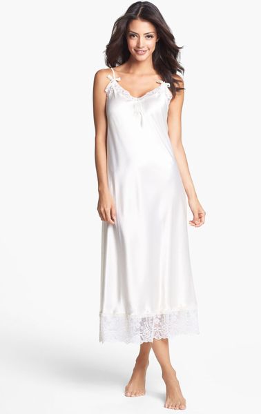 Oscar De La Renta Sleepwear Timeless Romance Nightgown in White (Cream ...