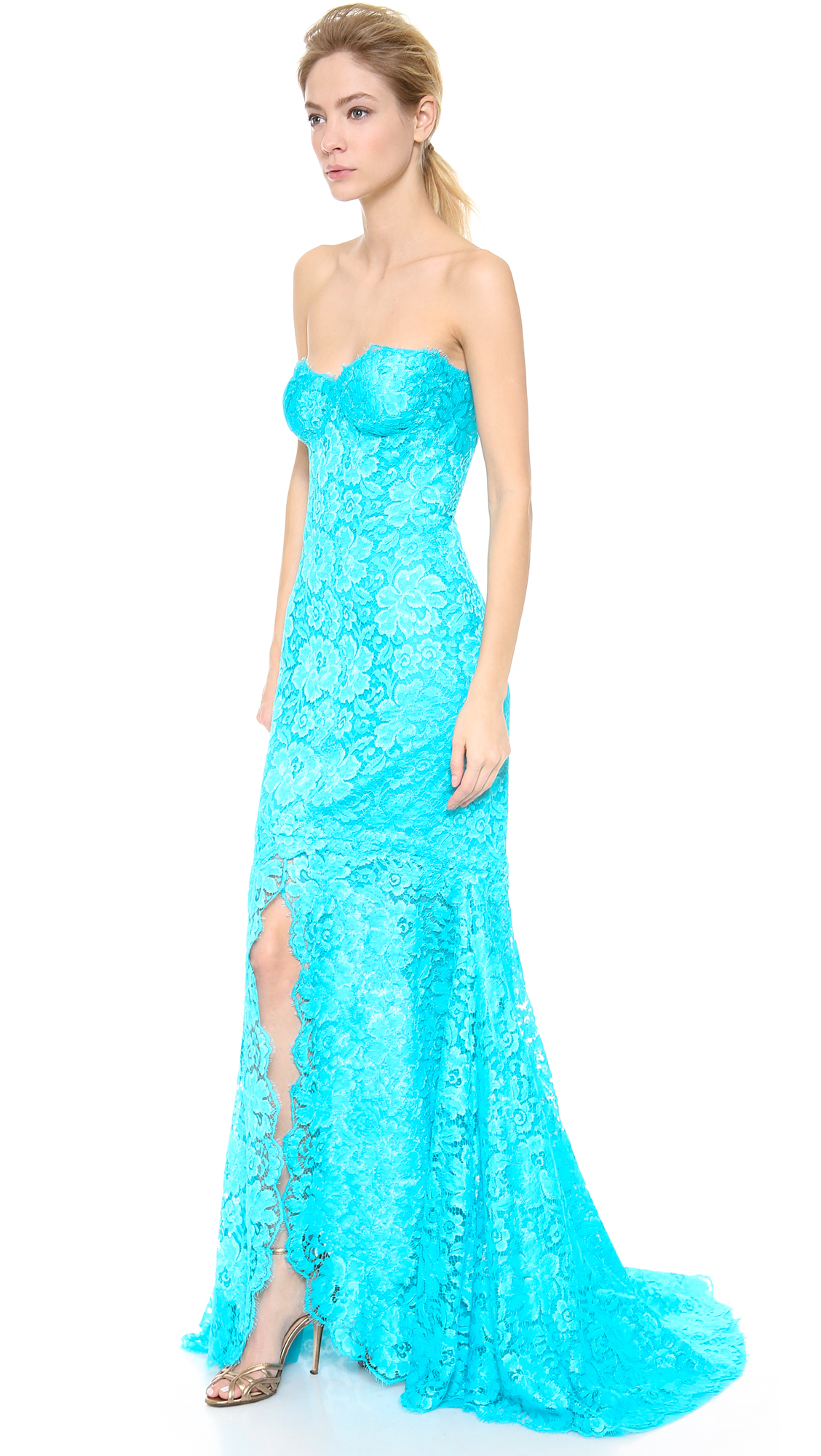 monique lhuillier chantilly lace gown
