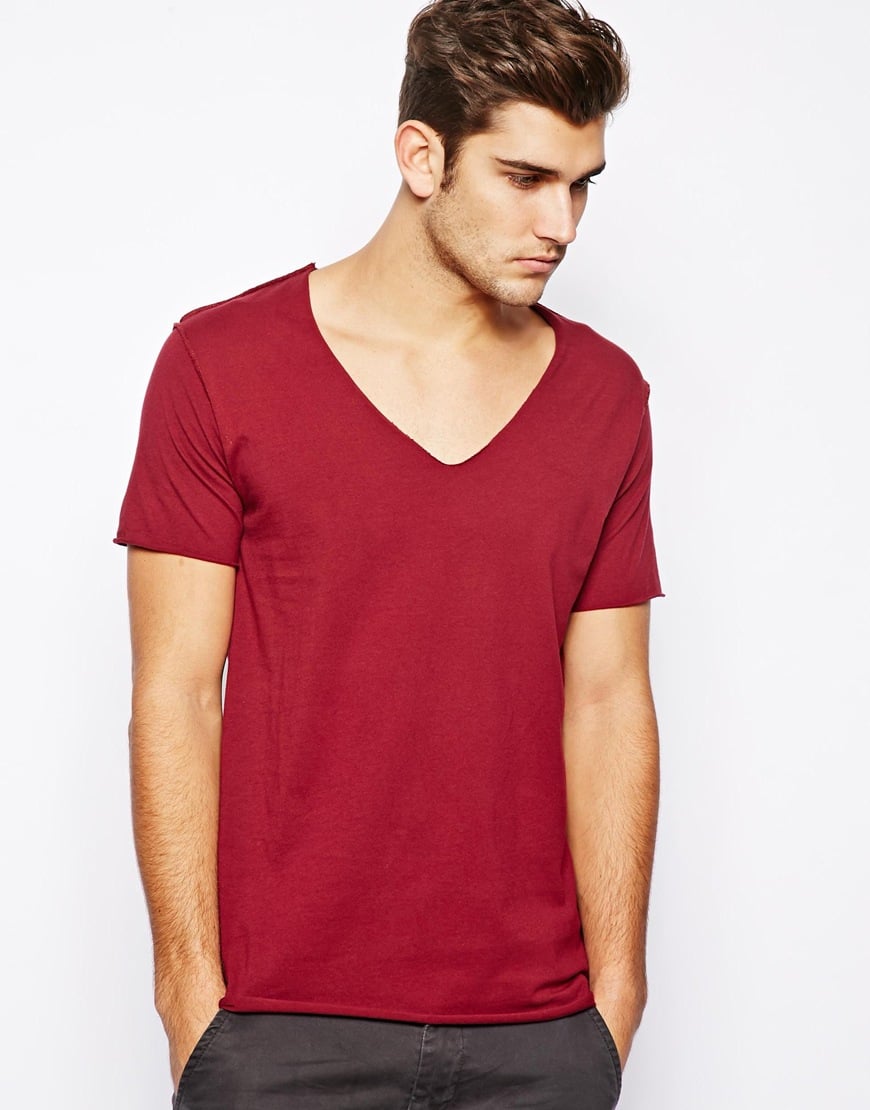 All Listings Layer up in effortless transitional looks with our men's knitwear collection. In a variety of designs, style out the season’s trends of V-neck jumpers, zip necks and textured crews. Pair with tees, hoodies and denim for stylish attire, or smarten up your casual look with fine knits and knitted polos.