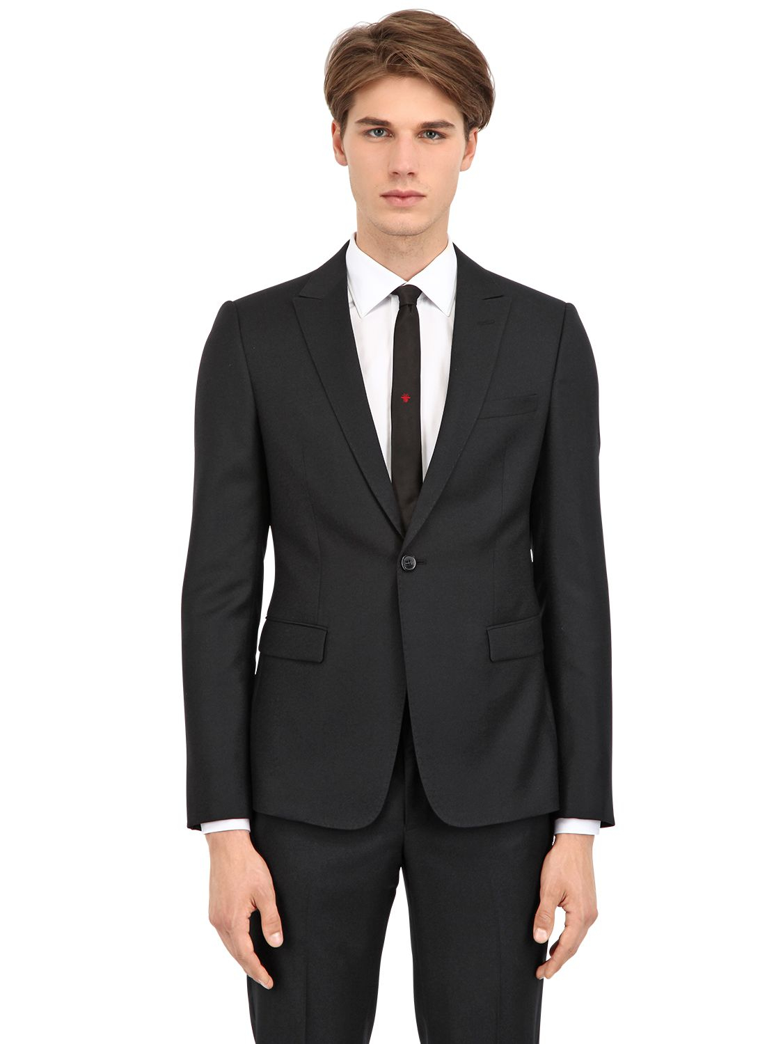 Черный костюм с белым галстуком