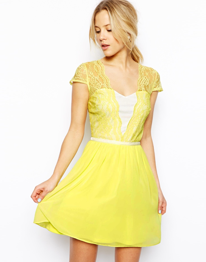 Help & Information Then it's time to look for a skater dress! They are a bit retro, as they look similar to s' babydolls and s dance dresses. But what characterizes them is that they are fitted at the waist and skim over a woman's hips and thights, just like a full circle skirt.