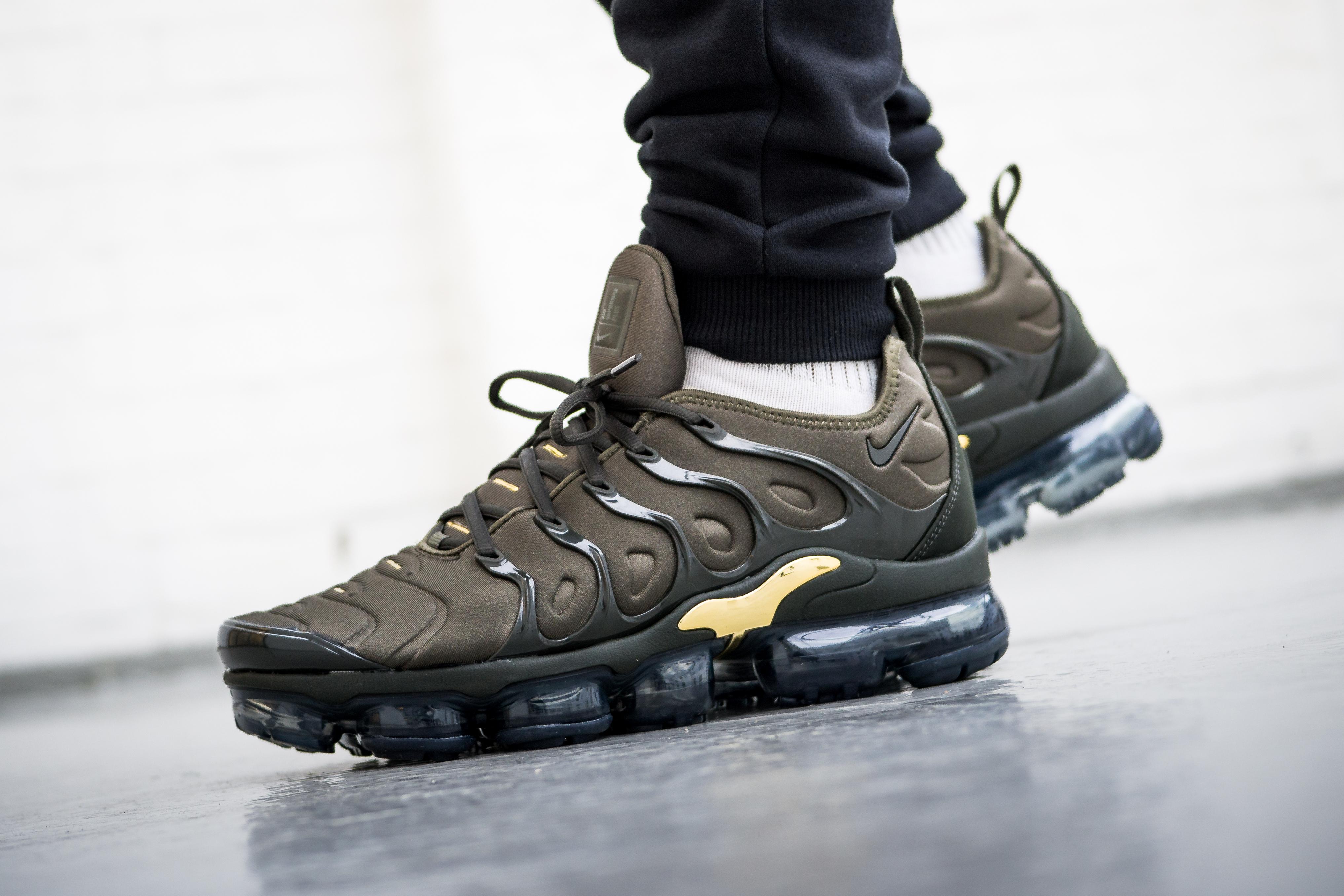 olive vapormax plus
