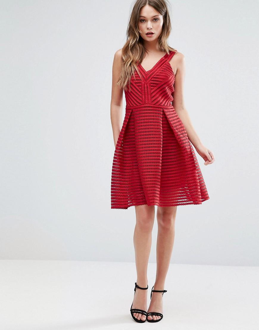 New look red dresses Red Tropical Bandeau Maxi Dress New Look. Maximise your style with this striking red tropical maxi dress. Wear with block heels to lift the look. Bandeau design All over tropical print Shirred waist Maxi length Casual fit Juliana is 5 /cm and wears UK 10/EU 38/US 6. Obsessory.