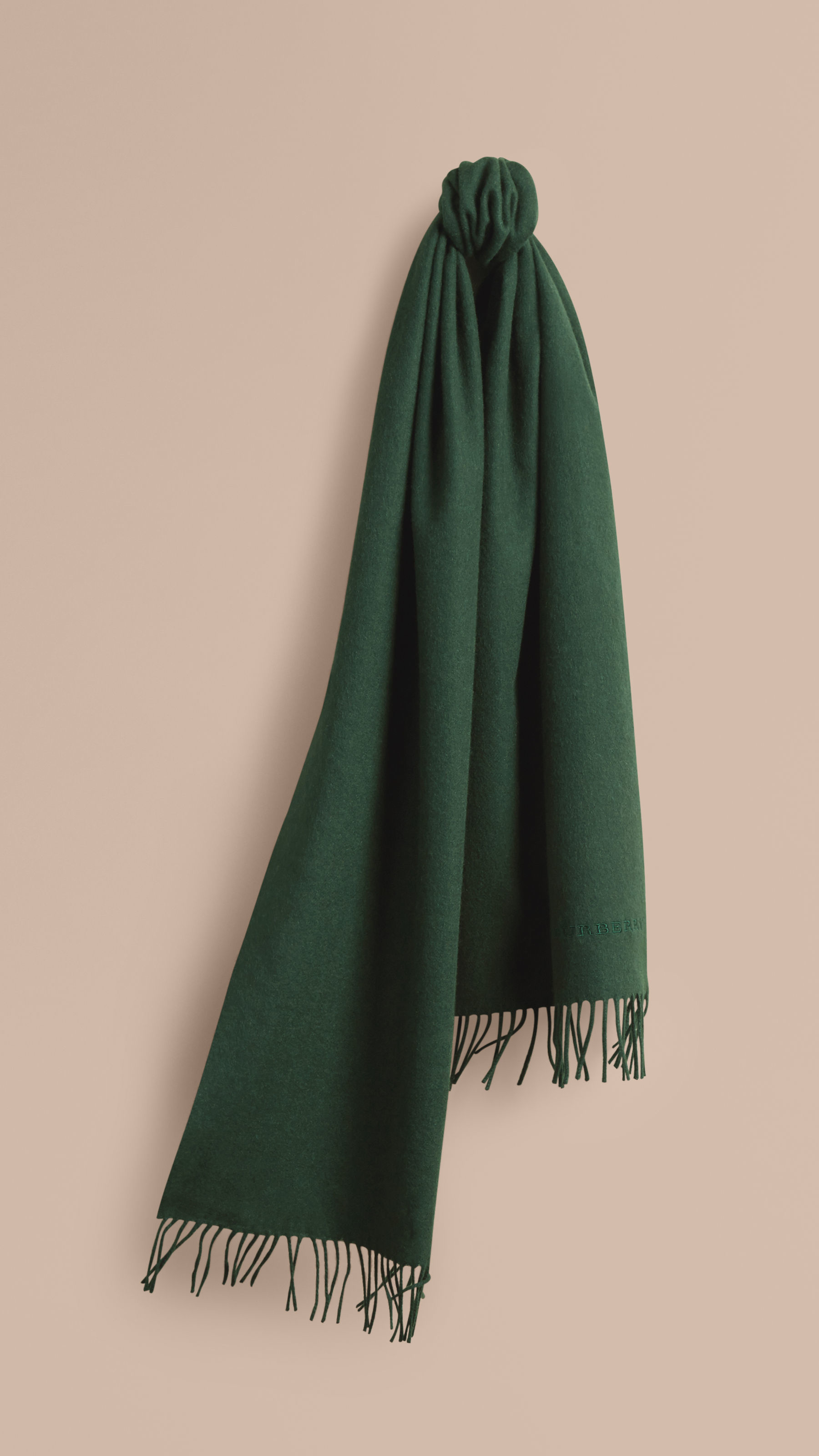 Burberry The Classic Cashmere Scarf Dark Forest Green in Green (DARK