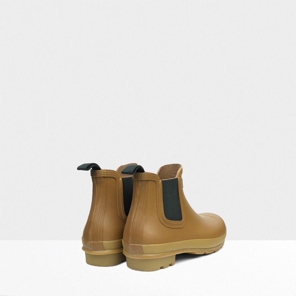 color sole chelsea boots