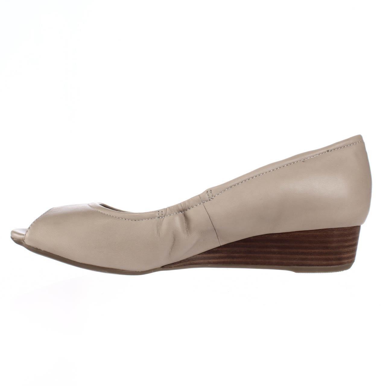 contrast toe pumps